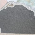 STENshoppen.dk | Gravsten Blå Rønne granit med kant og rose 70cm x 60cm.