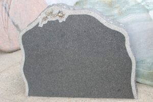 STENshoppen.dk | Gravsten Blå Rønne granit med kant og rose 70cm x 60cm.