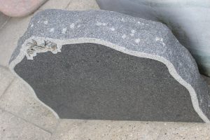 STENshoppen.dk | Gravsten Blå Rønne granit med kant og rose 70cm x 60cm