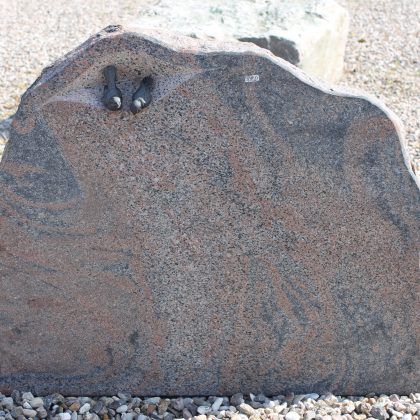 Gravsten Halmstad granit med 2 bronzefugle 75cm x 60cm