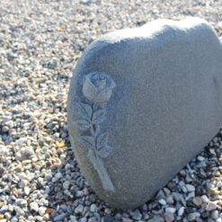 Gravsten Indian black sort granit urnesten med rose