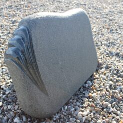 Gravsten Indian Black granit natursten med sleben bramme. Urnesten.