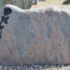Gravsten Halmstad Spalt granit med rose 109cm x 80cm