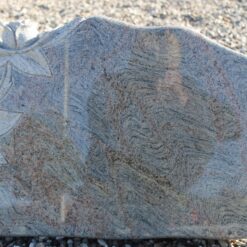 Gravsten Multicolor Red granit fuldpoleret med rose
