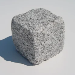 Granit chaussesten i lysgrå