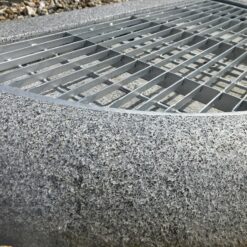 New Afrika Granit Halvrund Trappe med Rist – 100 x 60 x 12 cm