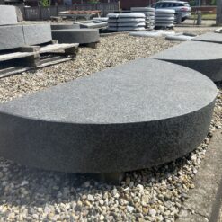 Halvrund Trappe Massiv i Sort Basalt