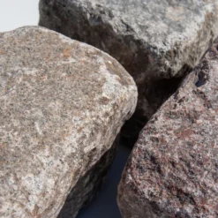 Brugte brosten i røde og grålige toner