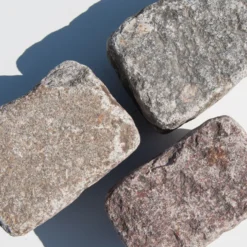 Brugte brosten i røde og grålige toner