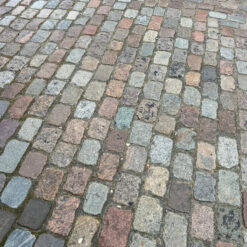 Brugte brosten i røde og grålige toner