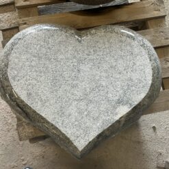 Hjerteformet Gravsten i Whiskont White Granit