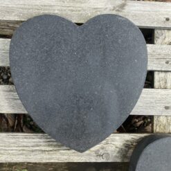 Gravsten formet som et hjerte i Sort Basalt Granit