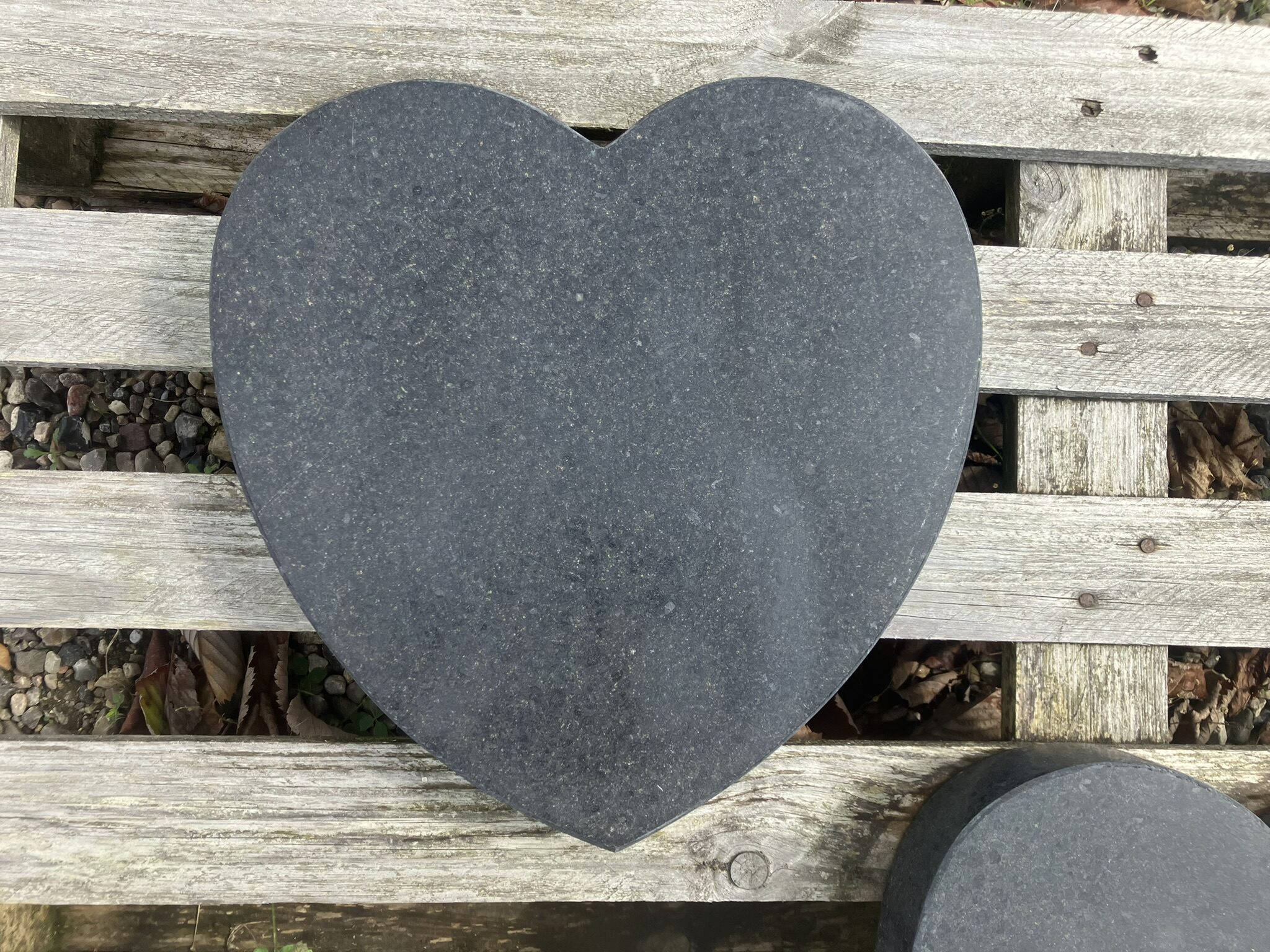 IMG_2346 Gravsten formet som et hjerte i Sort Basalt Granit