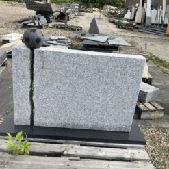 Gravsten i Tolga Granit med fodbold og sokkel i Sort Svensk Granit