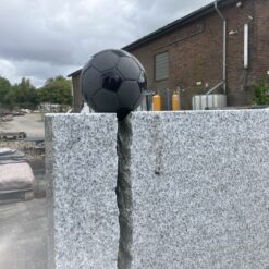 Gravsten i Tolga Granit med fodbold og sokkel i Sort Svensk Granit