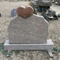 Gravsten med et dekorativt Hjerte udført i Halmstad Granit