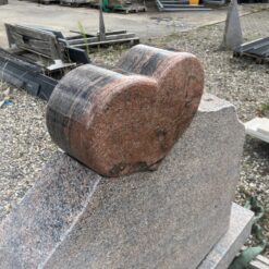 Gravsten med et dekorativt Hjerte udført i Halmstad Granit