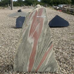 Gravsten i marmor naturligt formet som en pyramide