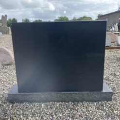 Gravsten i Sort Svensk som Sokkelsten