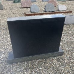 Gravsten i Sort Svensk som Sokkelsten