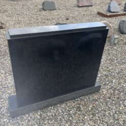 Gravsten i Sort Svensk som Sokkelsten