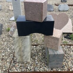 Gravsten i Nordisk Granit Mix dekoreret som klodser