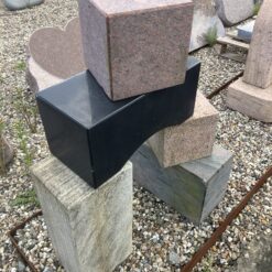 Gravsten i Nordisk Granit Mix dekoreret som klodser