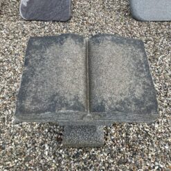 Gravsten Udført som bog i Blå Rønne Granit Sokkelsten