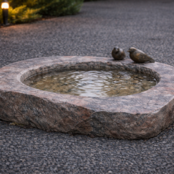 Fuglebad i Halmstad granit med bronzefugl – håndbearbejdet fuglebad i massiv natursten til have og terrasse