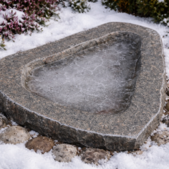 Granit fuglebad i massiv natursten med organisk form – håndbearbejdet fuglebad i rosa granit til have og terrasse