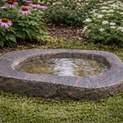 Fuglebad i Halmstad granit – håndbearbejdet fuglebad i massiv natursten til have og terrasse