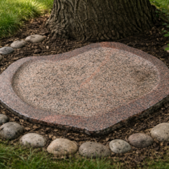 Granit fuglebad i massiv natursten med organisk form – håndbearbejdet fuglebad i rosa granit til have og terrasse