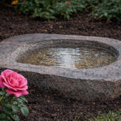 Fuglebad i Halmstad granit – håndbearbejdet fuglebad i massiv natursten til have og terrasse