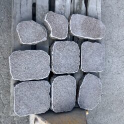 Halmstad granit trædesten – naturlige trædesten i grå granit til havegangstier og kirkegårde