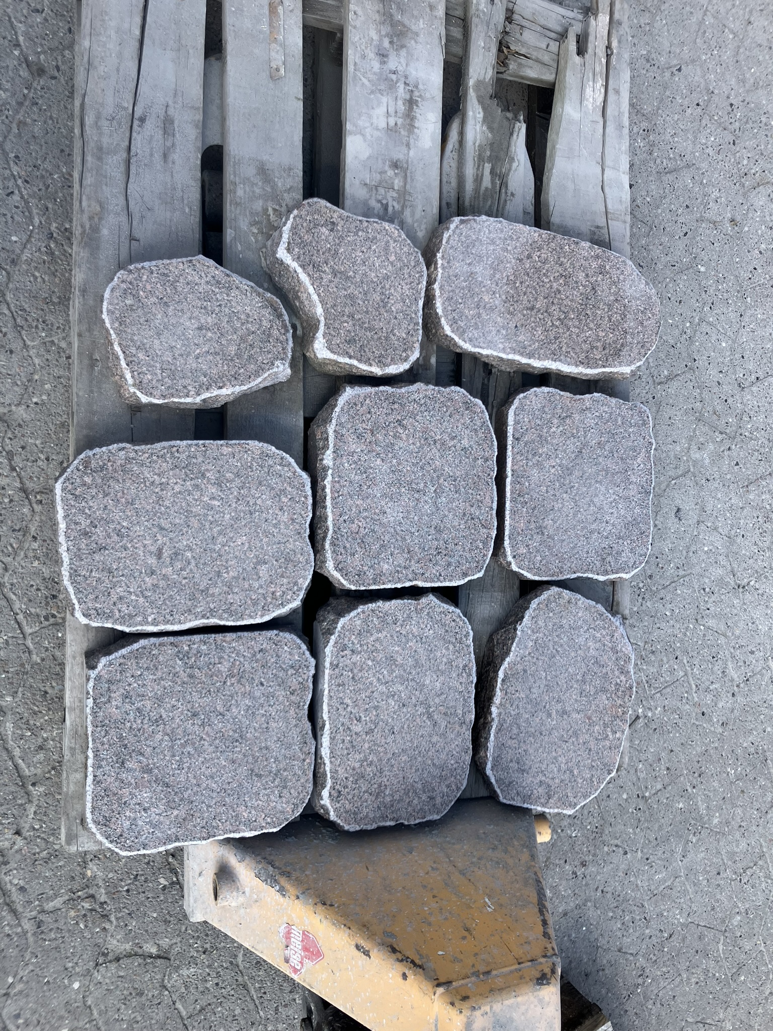 IMG_1890 Halmstad granit trædesten – naturlige trædesten i grå granit til havegangstier og kirkegårde