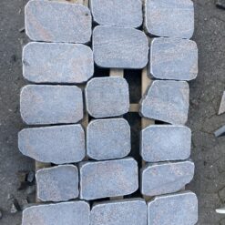 Halmstad granit trædesten – naturlige trædesten i grå granit til havegangstier og kirkegårde