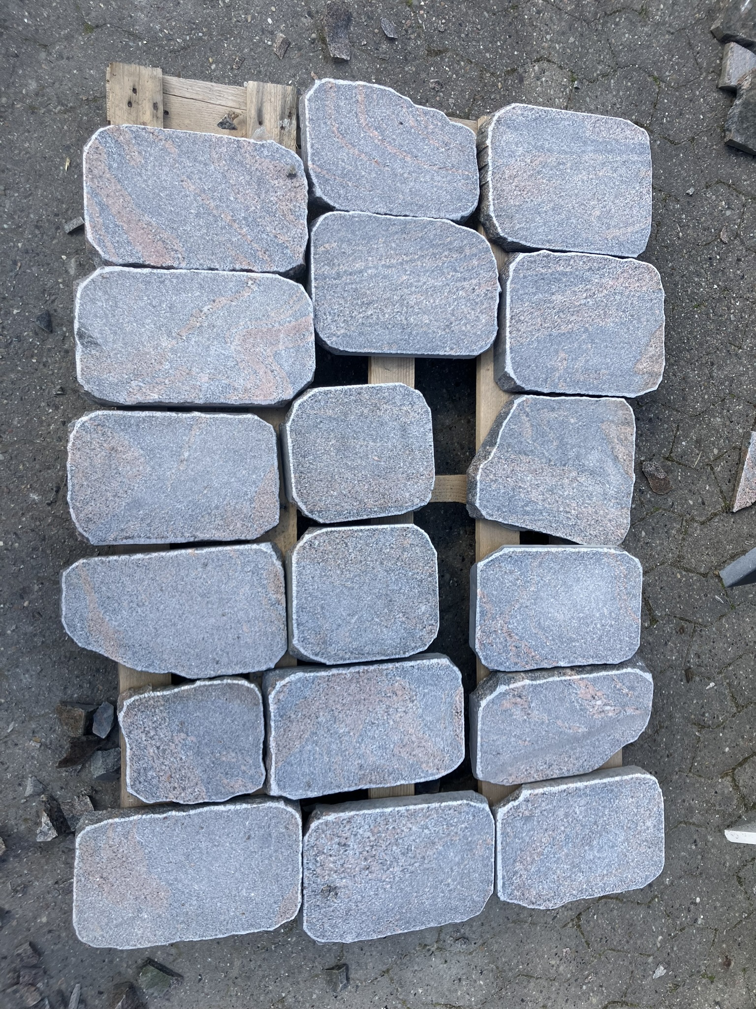 IMG_1893 Halmstad granit trædesten – naturlige trædesten i grå granit til havegangstier og kirkegårde