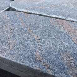 Halmstad granit trædesten – naturlige trædesten i grå granit til havegangstier og kirkegårde