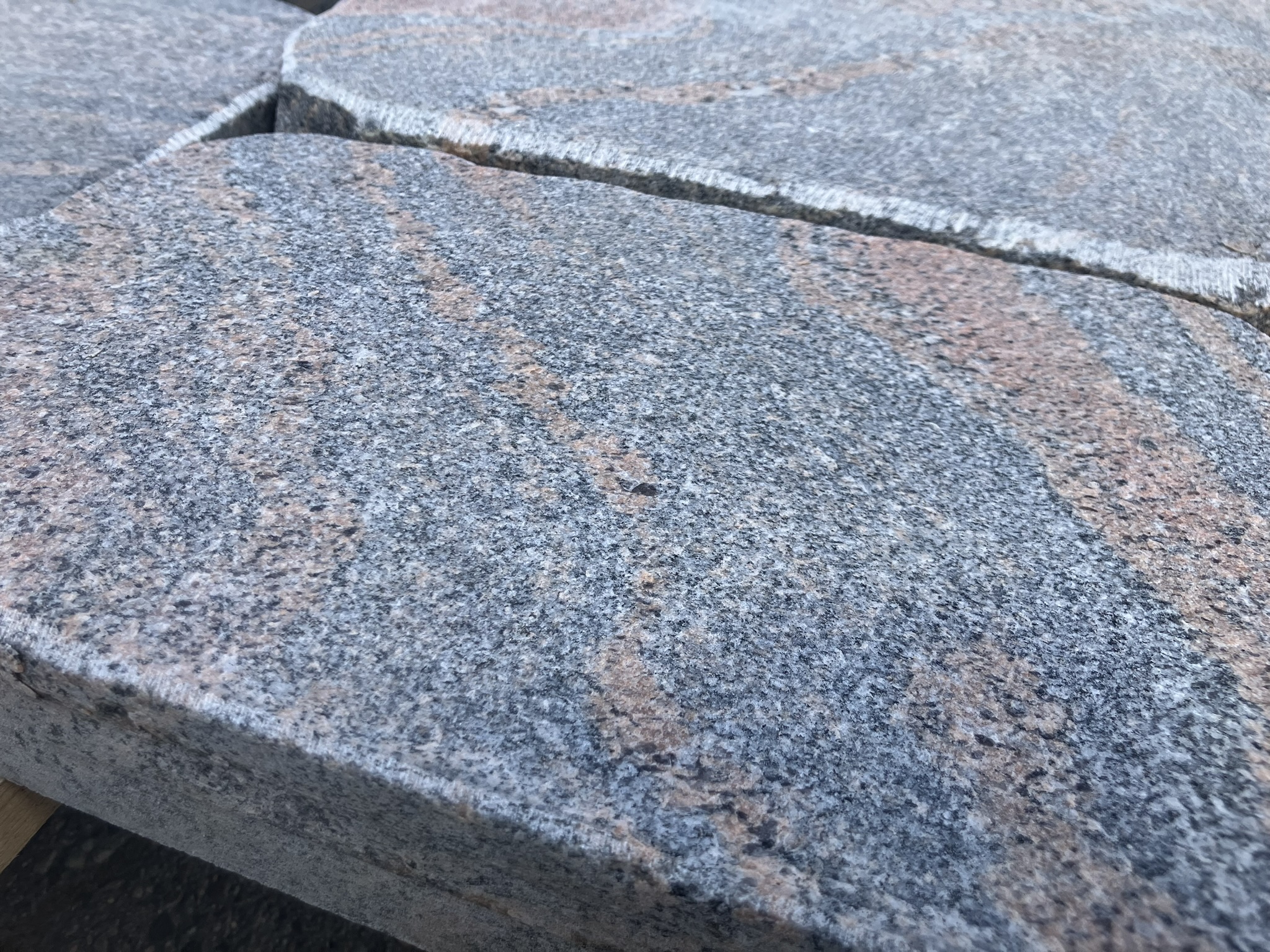 IMG_1895 Halmstad granit trædesten – naturlige trædesten i grå granit til havegangstier og kirkegårde