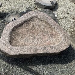 Granit fuglebad i massiv natursten med organisk form – håndbearbejdet fuglebad i rosa granit til have og terrasse