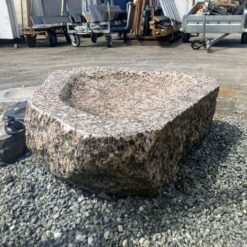 Granit fuglebad i massiv natursten med organisk form – håndbearbejdet fuglebad i rosa granit til have og terrasse