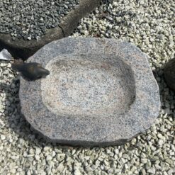 Fuglebad i Halmstad granit med bronzefugl – håndbearbejdet fuglebad i massiv natursten til have og terrasse