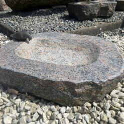 Fuglebad i Halmstad granit med bronzefugl – håndbearbejdet fuglebad i massiv natursten til have og terrasse