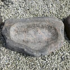 Granit fuglebad i massiv natursten med organisk form – håndbearbejdet fuglebad i rosa granit til have og terrasse