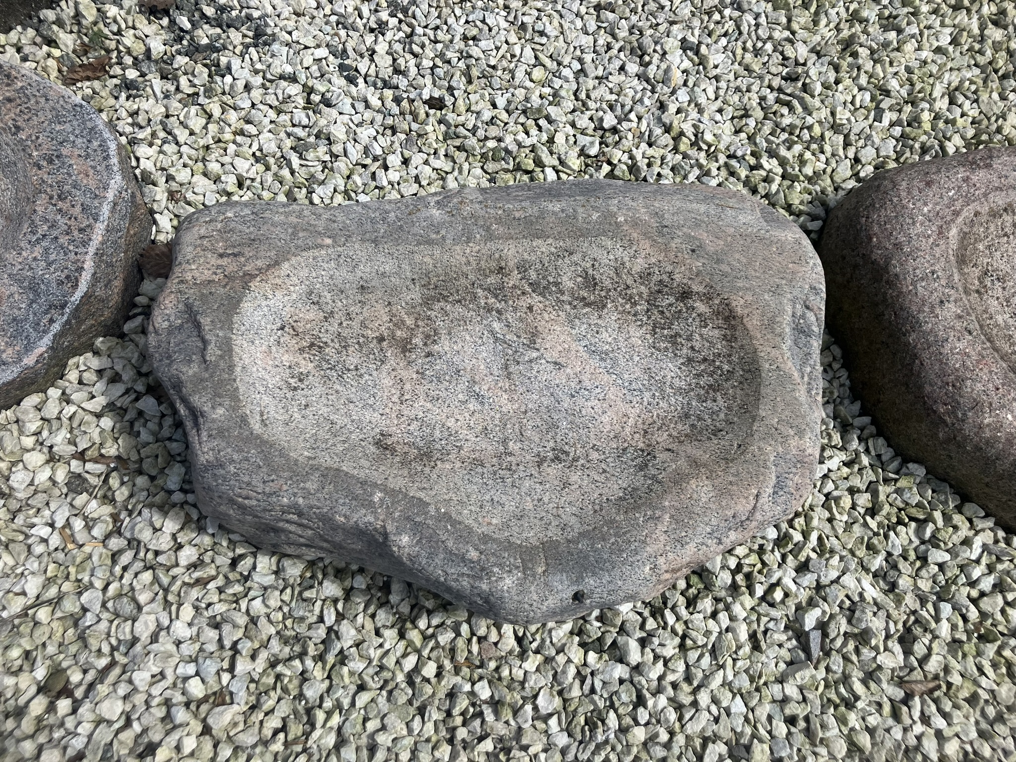 IMG_1965 Granit fuglebad i massiv natursten med organisk form – håndbearbejdet fuglebad i rosa granit til have og terrasse