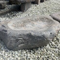 Granit fuglebad i massiv natursten med organisk form – håndbearbejdet fuglebad i rosa granit til have og terrasse
