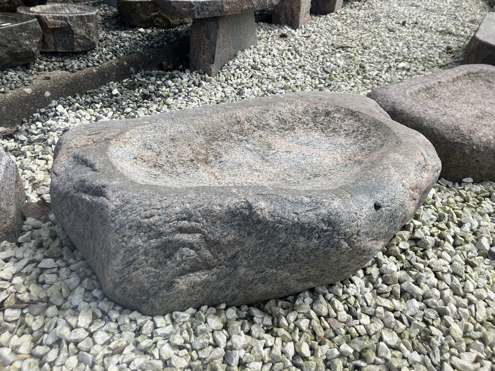 IMG_1966 Granit fuglebad i massiv natursten med organisk form – håndbearbejdet fuglebad i rosa granit til have og terrasse