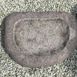 Granit fuglebad i dansk rød bornholm granit med organisk form – håndbearbejdet fuglebad i rosa granit til have og terrasse