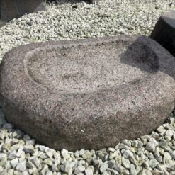 Granit fuglebad i dansk rød bornholm granit med organisk form – håndbearbejdet fuglebad i rosa granit til have og terrasse