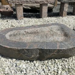 Fuglebad i Halmstad granit – håndbearbejdet fuglebad i massiv natursten til have og terrasse